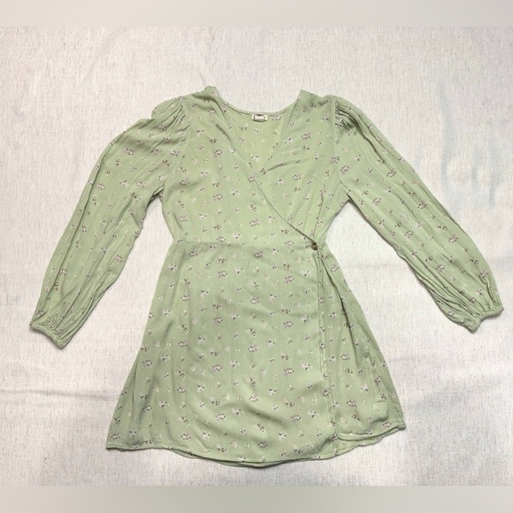 Billabong Dresses & Skirts - Billabong Women Lotta Love Green Long Sleeve Wrap Dress Medium Flowy Summer Beac